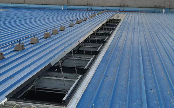 某城市大型商业综合体中庭同仁排烟窗工程